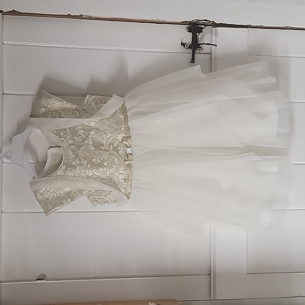 Jona Michelle Girls Dress Cream with Gold Bow. Size 5. Worn Once.